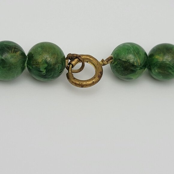 Green Marbled Lucite Platic Ball Beaded Necklace 27 Inch Spring Ring Clasp - Picture 8 of 9